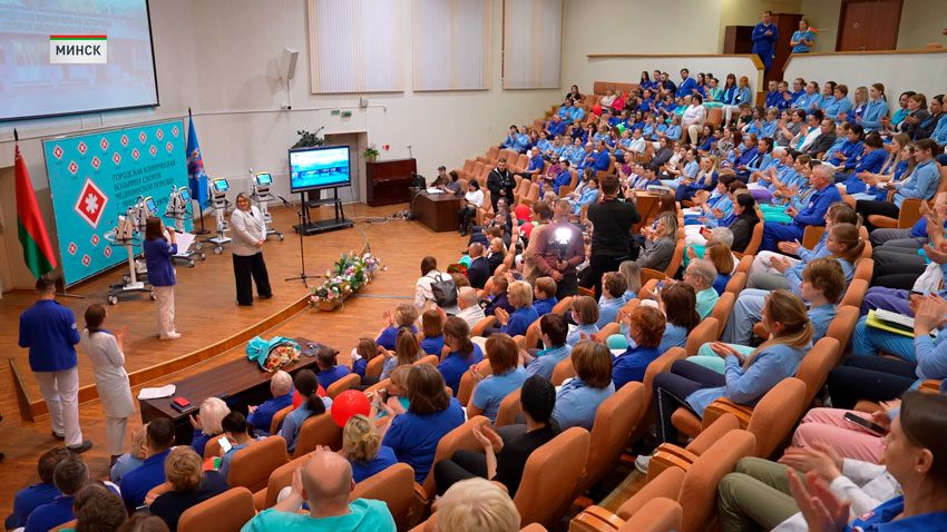 Минская больница скорой медицинской помощи получила аппараты ИВЛ и спортивный зал для сотрудников