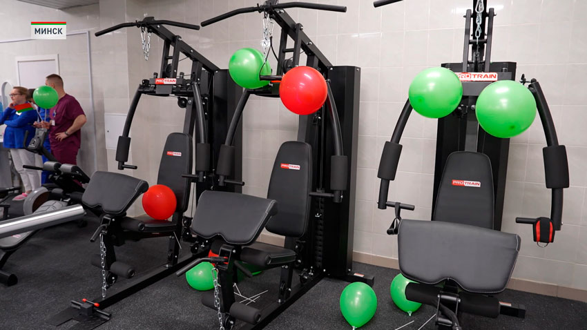 Минская больница скорой медицинской помощи получила аппараты ИВЛ и спортивный зал для сотрудников