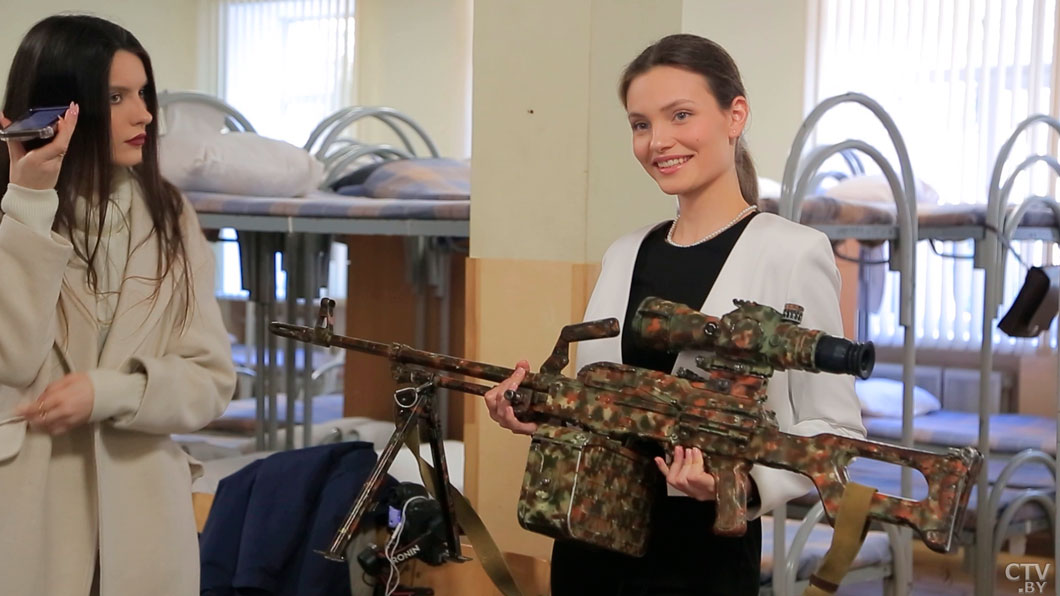 Девушки с автоматами! Участницы «Мисс Минск» посетили военную часть 