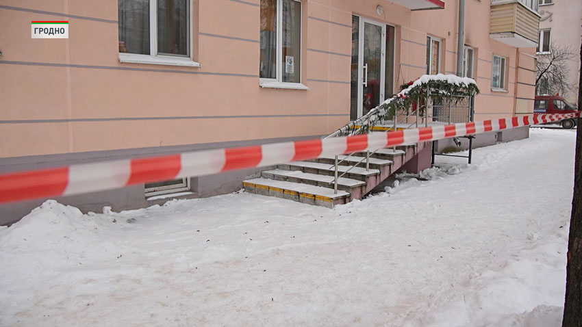 В Гродно работники ЖКХ чистят от снега крыши зданий