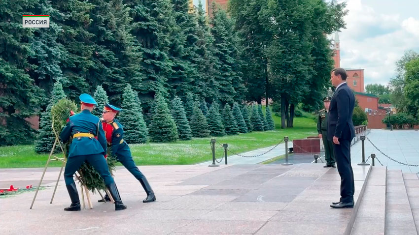 Максим Рыженков возложил венок к Могиле Неизвестного Солдата в Москве