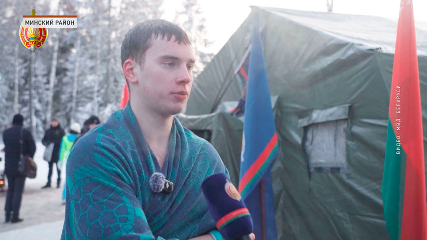 – Я являюсь курсантом третьего курса. Окунаюсь уже в третий раз. Испытываю чувство бодрости, прилива сил. Очень нравится. Горжусь быть курсантом. 