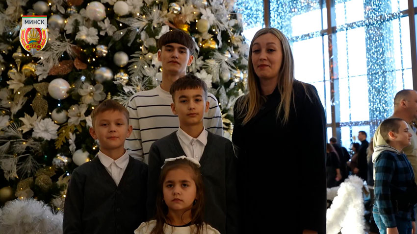 Мы очень рады присутствовать на данном мероприятии, так как МВД заботится о семьях офицеров, особенно о многодетных семьях. Большое спасибо министру за такую предоставленную возможность, за чудесный праздник, за эмоции перед Новым годом. Всех с наступающими праздниками!