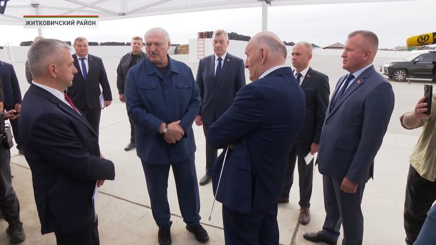 «Время отходить от «хотелок», нужен результат!» Лукашенко посетил хозяйство Шруба
