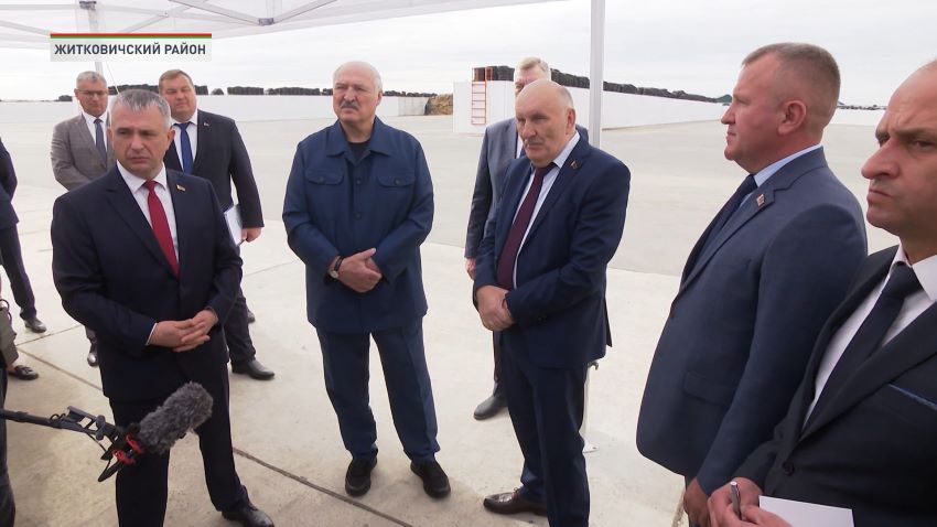 «Время отходить от «хотелок», нужен результат!» Лукашенко посетил хозяйство Шруба