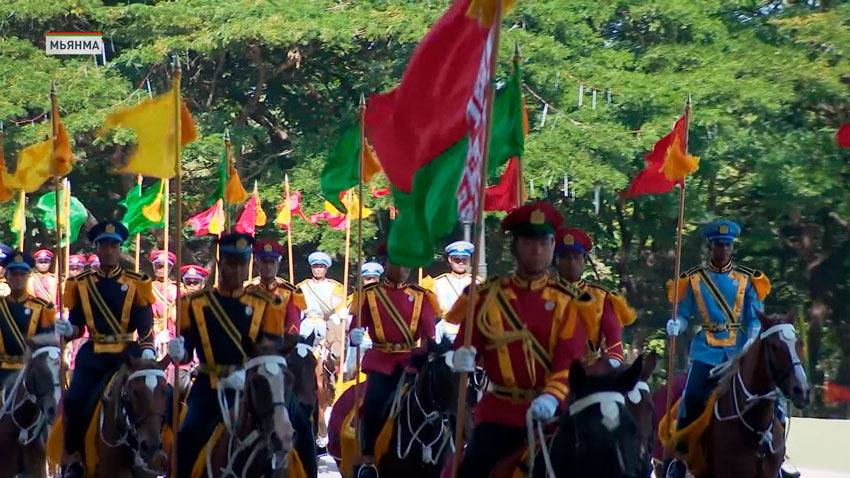 28 ноября – основной день официального визита белорусского лидера в эту страну. Он начался со встречи с Мин Аун Хлайном в Президентском дворце в Нейпьидо. Здесь же в данный момент проходят переговоры в расширенном формате.