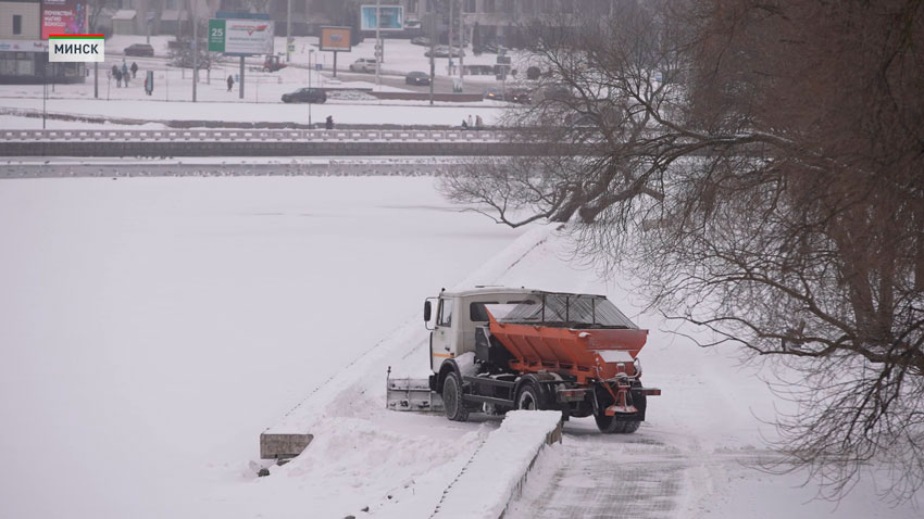 На расчистке дорог от снега задействованы более 3,3 тыс. работников ЖКХ