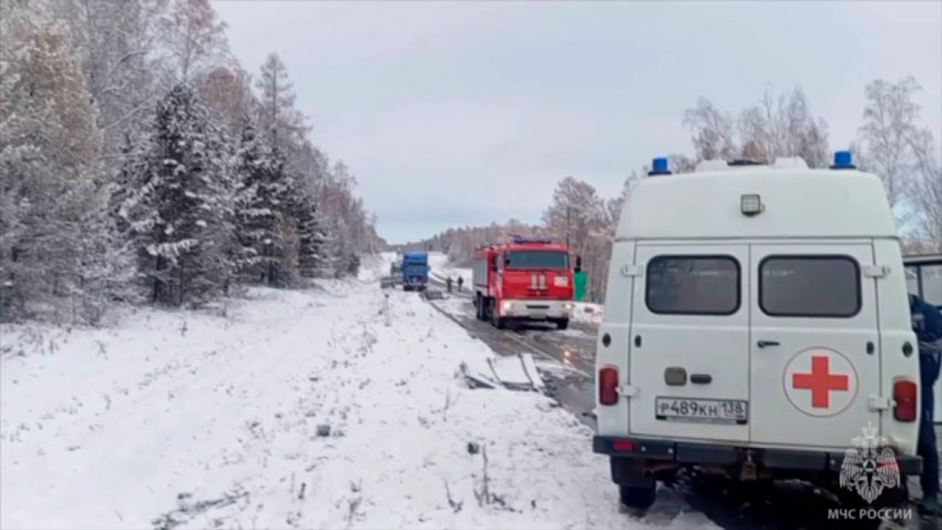 На трассе в Иркутской области столкнулись четыре фуры, три водителя погибли.