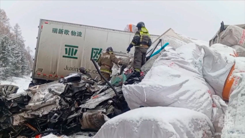 На трассе в Иркутской области столкнулись четыре фуры, три человека погибли