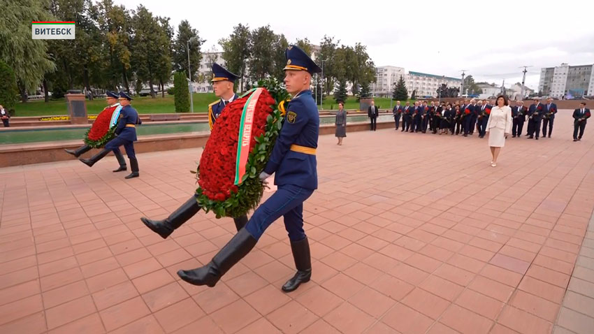 Возложение цветов и венков к мемориалу в память о подвиге советских солдат.