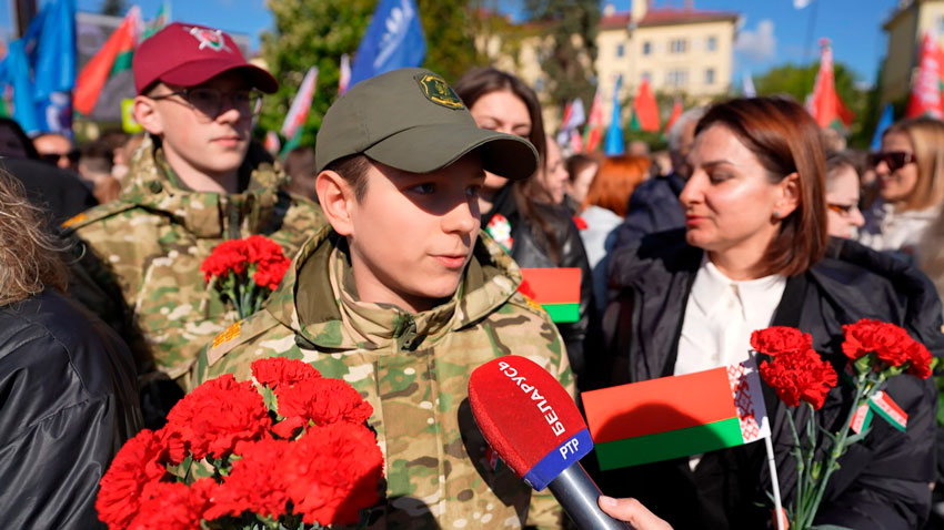 Лично для меня этот праздник очень значимый, ведь каждый человек внес огромный вклад. И люди на фронте, и люди, которые работали на заводе, они внесли очень важный вклад в эту Победу. Нужно помнить каждого, выживших, умерших. Ведь, если мы будем помнить, то мы не будем совершать таких ошибок, и мы будем жить под таким прекрасным мирным небом. 