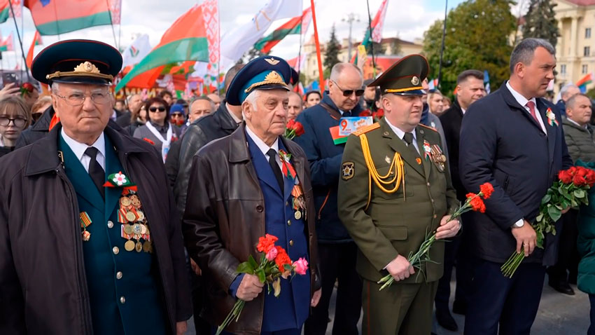 Подвиг народа бессмертен! К мемориальным комплексам и памятникам по всей стране ложатся цветы от благодарных потомков.