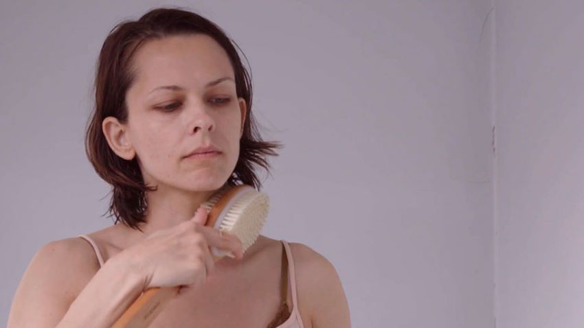 Dry brushing: что такое массаж сухой кожи и чем он полезен