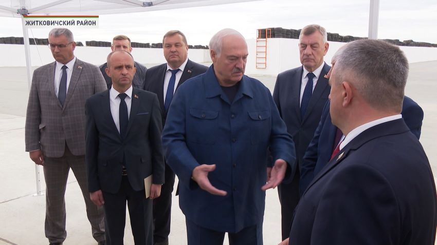 «Время отходить от «хотелок», нужен результат!» Лукашенко посетил хозяйство Шруба