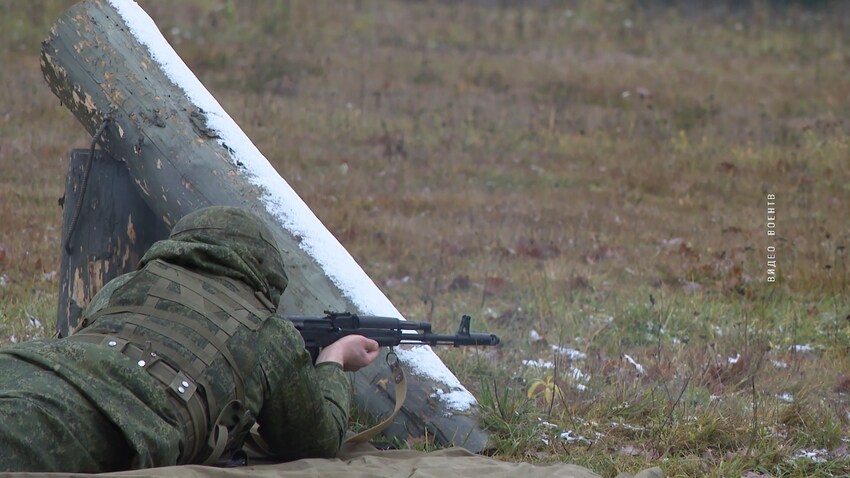 Новобранцы, пополнившие подразделения белорусской армии, активно проходят воинскую подготовку