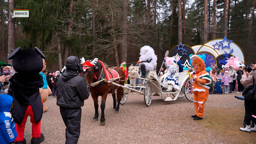 «Новогодний экспресс» курсирует на Детской железной дороге в Минске