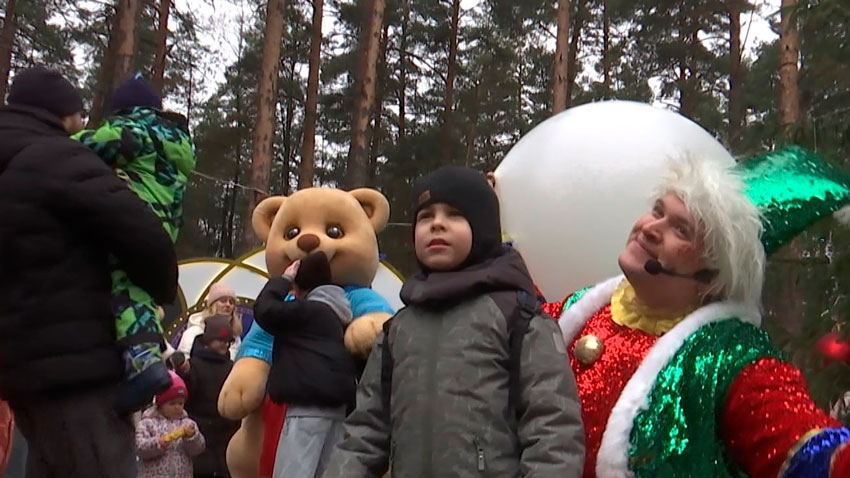 На станции Сосновый бор предусмотрена остановка, где на лесной поляне гостей ждет театрализованное представление с участием Деда Мороза, Снегурочки и персонажей популярных мультфильмов.