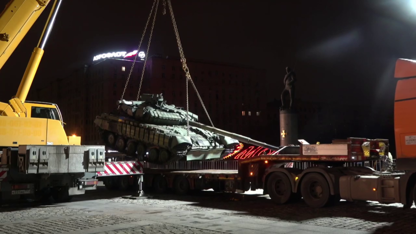 Вторую ночь подряд на Поклонную гору в Москве российские военные привозят трофейную западную технику