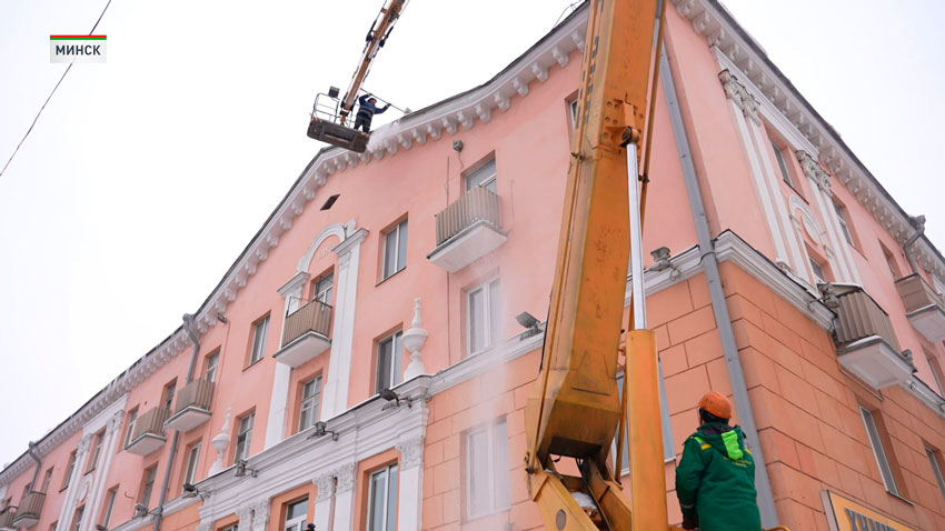 Работают автовышки и альпинисты! В Минске очищают крыши от снега и наледи
