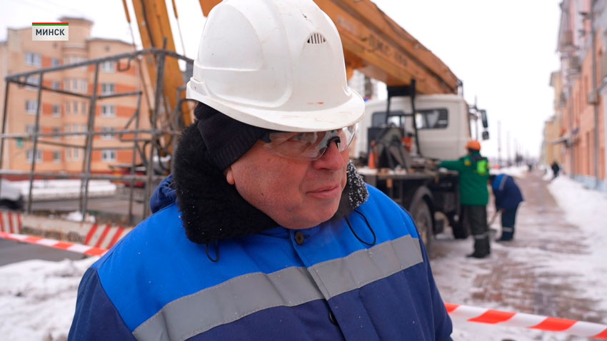 Меры безопасности: сначала получаем допуск на высоту, проходя медкомиссию. Потом все по правилам – страховочные пояса, поверка. Мы сразу определяем, где безопасная зона, куда будут скидываться или сбиваться сосульки. И мы согласно этому делаем проходы для жителей, чтобы они проходили, чтобы им удобно было.