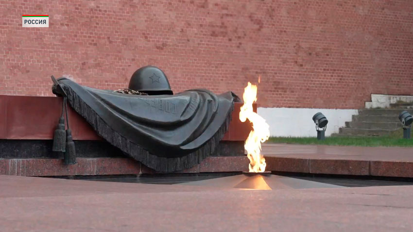 Еще до начала заседания главы делегаций национальных законодательных органов стран – членов ОДКБ возложили венок и цветы к Могиле Неизвестного Солдата у Кремлевской стены.