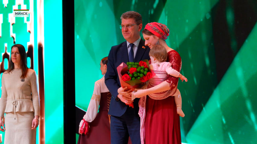 «Образец для молодежи»! Орден Матери вручили 26 многодетным минчанкам