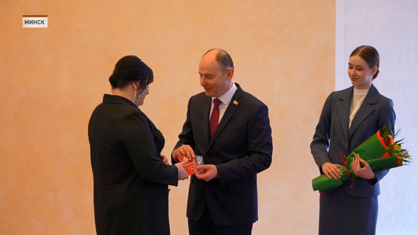 За любовь, заботу и труд! Во Дворце Республики Орденом Матери наградили представительниц Минской области