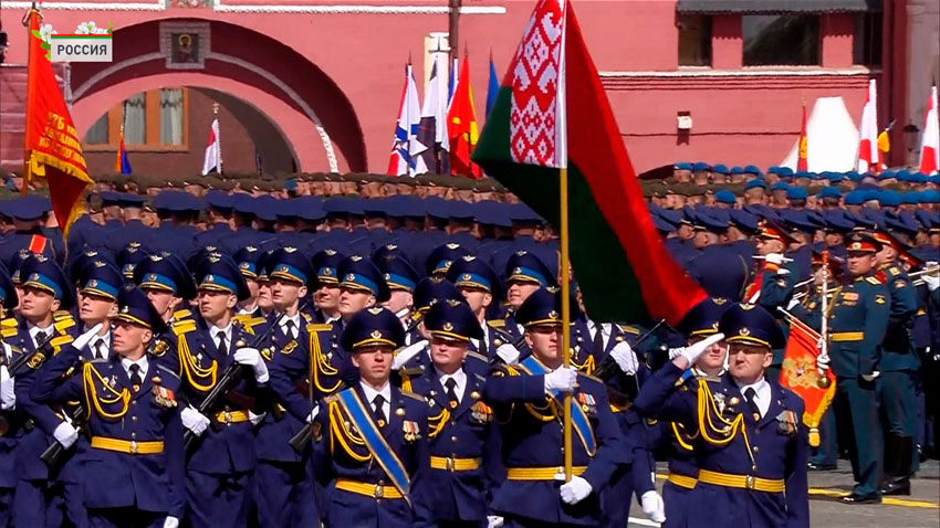 Военное шествие длилось больше часа. Участие в нем приняли представители более 10 стран, в том числе парадный расчет из Беларуси.
