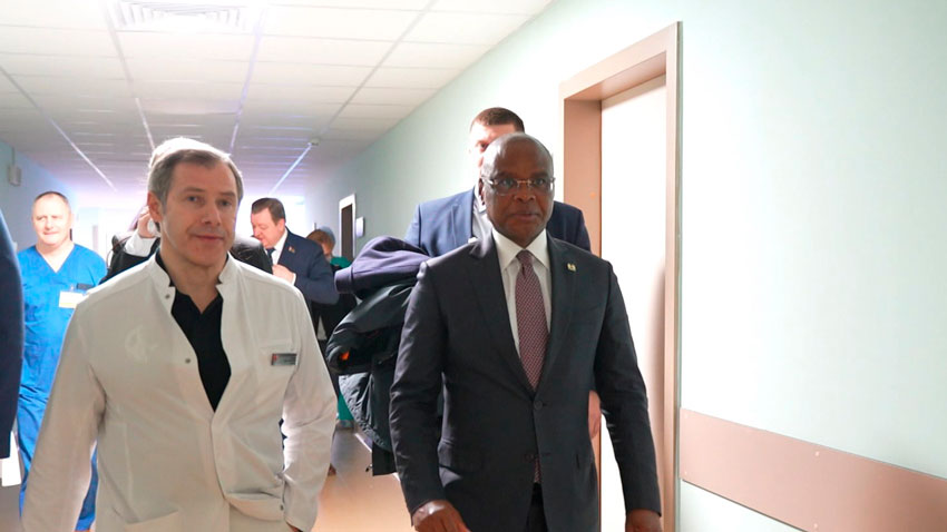 В рамках официального визита гости подробно ознакомятся с потенциалом Беларуси. 8 декабря сенаторы Кении посетили ГУ «Минский научно-практический центр хирургии, трансплантологии и гематологии».