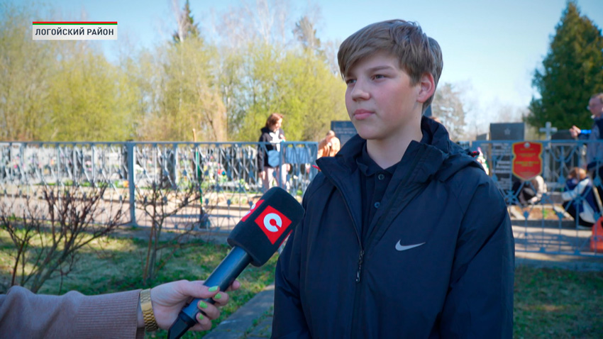 Позади меня находится памятник, и там записан Алексей Носков. Он был чуть-чуть старше нас. Еще записаны партизаны, неизвестные партизаны, которые тоже погибли.