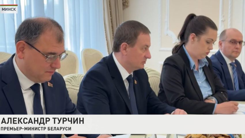 Беларусь видит в Индонезии опорную точку входа в обширный регион Юго-Восточной Азии. Об этом заявил премьер-министр Беларуси на встрече с  координирующим министром по экономическим вопросам этой страны этой страны, сообщили в программе «Беларусь.Новости». Александр Турчин констатировал, что в последнее время связи между нашими государствами значительно укрепились. Несмотря на расстояние, Беларусь и Индонезия близки ментально и духовно. Нас объединяет стремление к миру, дружбе и партнерству, основанное на взаимном уважении. Александр Турчин, премьер-министр Беларуси: Подтверждаем готовность белорусской стороны реализовать все достигнутые договоренности. Новые горизонты торгово-экономического сотрудничества откроются после вступления в силу соглашения о зоне свободной торговли между Евразийским экономическим союзом и Индонезией. Белорусская сторона активно работает над ратификацией соглашения. Проект соответствующего закона уже одобрен нашим парламентом. Заверяю вас, что белорусский бизнес ждет этого события. Мы приглашаем индонезийские отраслевые органы и деловые округи больше взаимодействовать с белорусскими партнерами, нарабатывать договорно-правовую базу сотрудничества, участвовать в выставках, семинарах, организовать совместные бизнес-мероприятия.  О развитии взаимодействия Беларуси и Индонезии шла речь также на совместной комиссии по торговому, экономическому и техническому сотрудничеству. Партнеры в Минске обсудили работу над ключевыми двусторонними документами, точки роста и возможные контракты