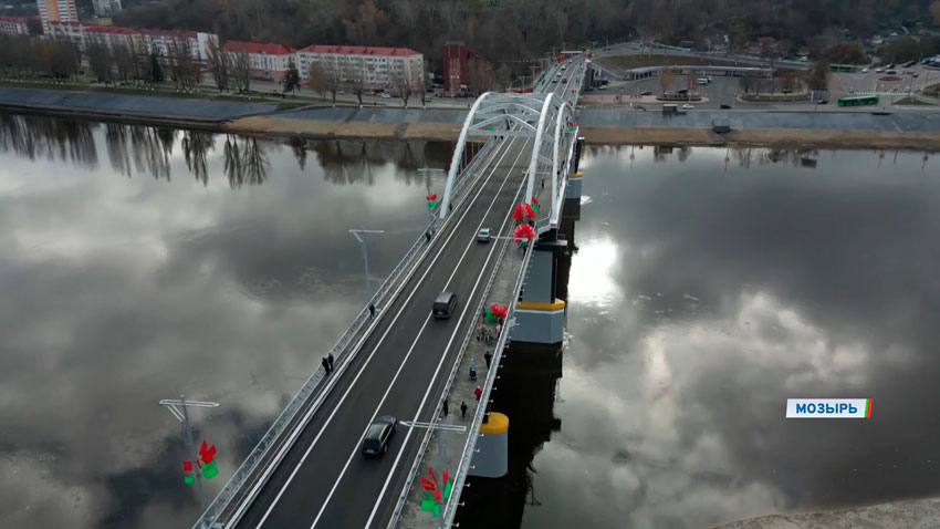 Обновленный мост стал шире на три метра, появились пешеходные и велодорожки, лифт, смотровая площадка.