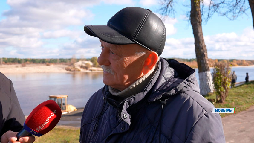 Мы ходим здесь каждый день и смотрим, как продвигаются дела. Нравится нам наш город. Мы без моста не можем.