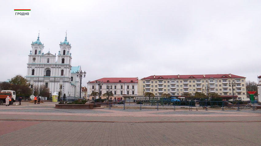 Улицы белорусских городов украшают к новогодним праздникам