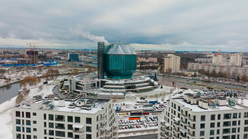 Уборка снега ведется даже на обзорной площадке и верхних гранях Национальной библиотеки. 