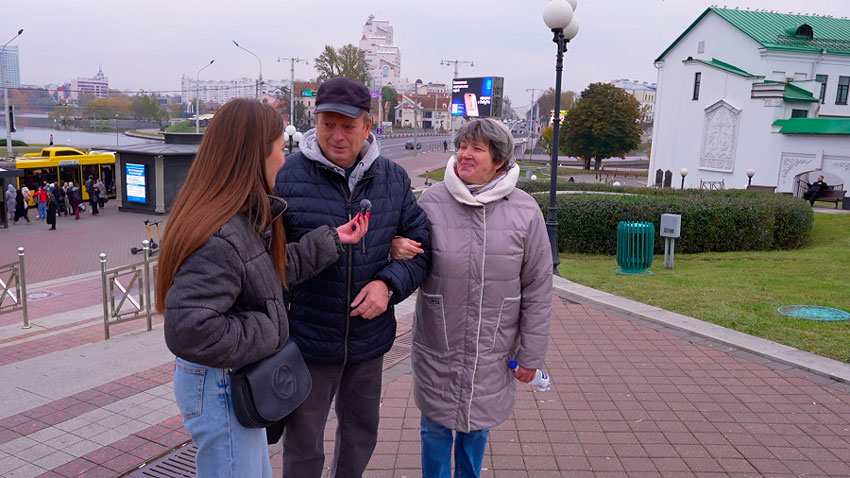 В седьмом классе познакомились и всю жизнь вместе. Просто любим друг друга, когда любишь, то жалеешь, понимаешь, отдаешь себя.