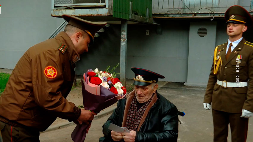 Мини-парады, военные песни и цветы. Минобороны поздравляет ветеранов Великой Отечественной с Днём Победы
