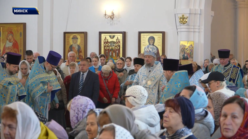 Православные верующие празднуют Покров Пресвятой Богородицы