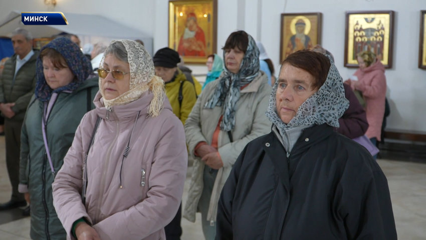 Православные верующие празднуют Покров Пресвятой Богородицы