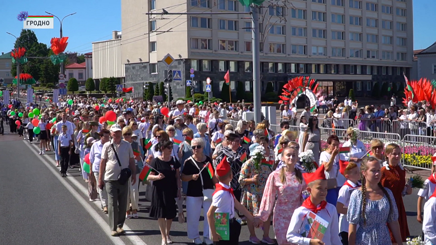 Красочное шествие приветствовали жители и гости города над Неманом. 