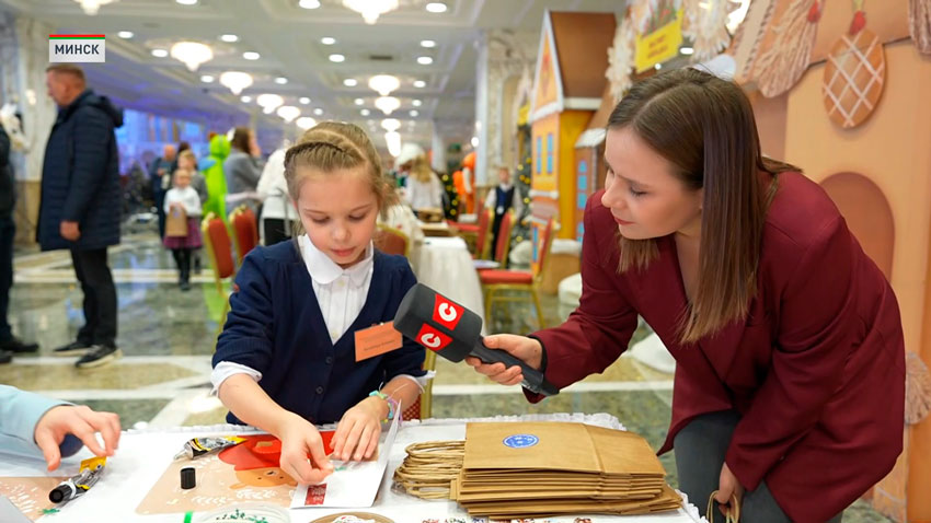 Новый год – это значит праздник, и меняются года. На Новом годе надо украшать что-нибудь. Это время волшебства, потому что в это время происходят чудеса.