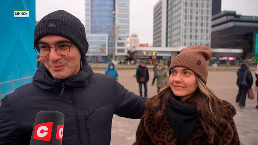 Очень приятно находиться в таком месте. Красиво, концерт, музыка, весело. Настроение новогоднее. Все здорово. Подарки уже купили какие-то. Какие-то еще не успели купить. Ходим, смотрим, выбираем.