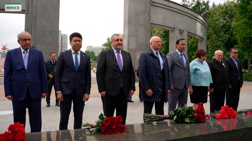 Представители стран СНГ возложили цветы в парке Победы в Минске