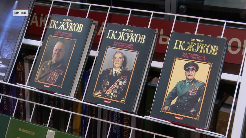 В Президентскую библиотеку переданы более 160 книг от А. Лукашенко