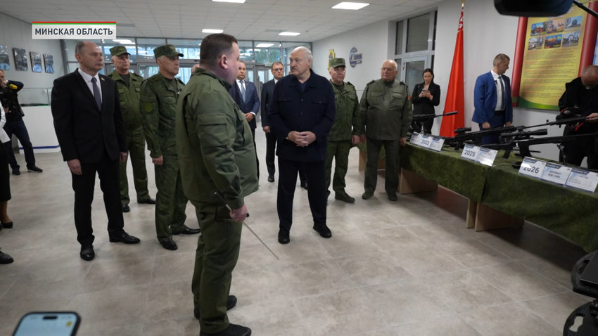 Лукашенко посетил производство полностью отечественного стрелкового оружия в Минской области