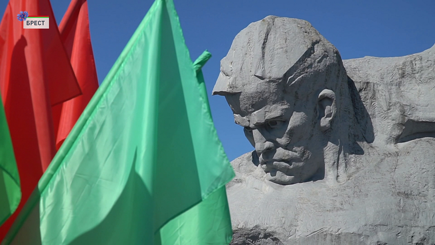 Поклониться подвигу защитников цитадели считают своим долгом тысячи белорусов.