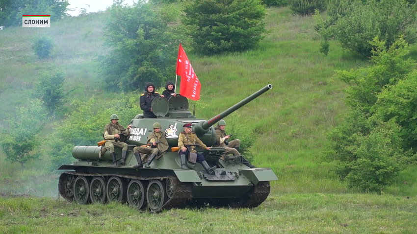Легендарные танки Т-34 проехали по Слониму