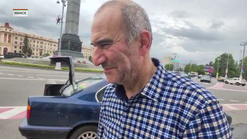 Цветочные клумбы были облеплены пчелами