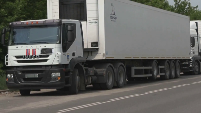 Второй день на украинской границе стоят рефрижераторы с замороженными телами погибших бойцов ВСУ
