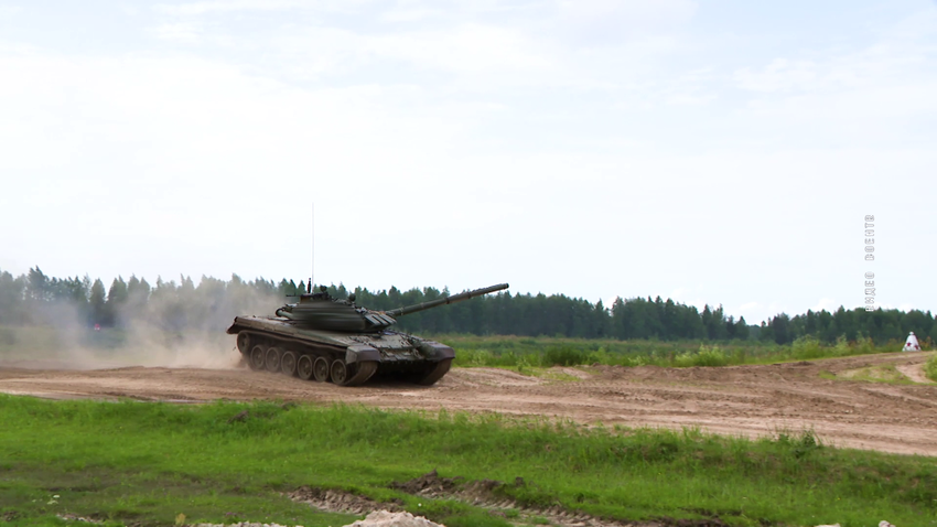 На полигоне под Борисовом прошли практические стрельбы из танка Т-72Б